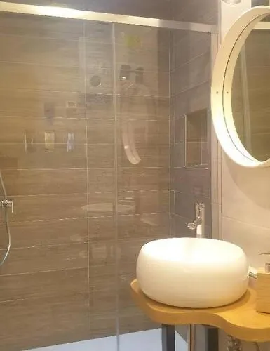 Raffinato Metro A Apartament